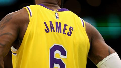 Kubet báo cáo LeBron James dẫn đầu NBA về doanh số bán áo đấu, Curry thứ hai. Lakers dẫn đầu về hàng hóa của đội.