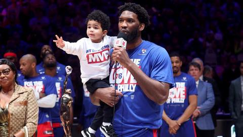 Kubet báo cáo Joel Embiid xúc động nhận giải MVP cùng con trai
