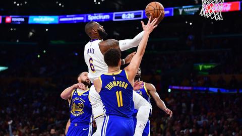 Ku LeBron James, Lakers hạ gục Warriors 127-97, dẫn trước 2-1