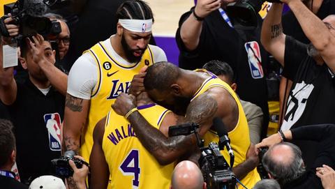 Ku Ba điểm rút ra từ Lonnie Walker giúp Lakers giành một chiến thắng từ việc loại Warriors