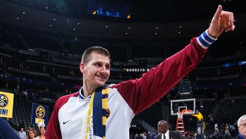 Kubet Nikola Jokić đùa giỡn đưa bóng cho Mat Ishbia trước ván 5