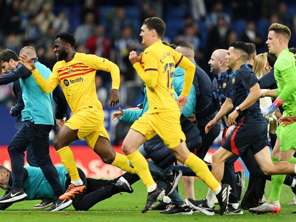 Ku Tại sao CĐV Espanyol đuổi các cầu thủ Barcelona ra sân sau chức vô địch La Liga?