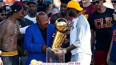Ku cập nhật: LeBron James tri ân huyền thoại Cleveland Jim Brown