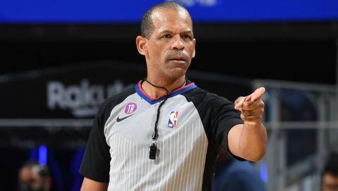 Ku NBA điều tra xem trọng tài Eric Lewis có tài khoản Twitter tự bảo vệ mình hay không